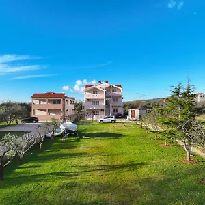 Beachfront Jermen Appartamento